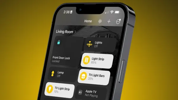 Một góc trưng bày các thiết bị nhà thông minh tương thích với Apple HomeKit tại cửa hàng, gợi ý địa điểm mua sắm cho người dùng