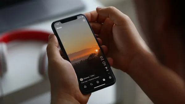 Không up được video lên Facebook phải làm sao? 10 cách sửa lỗi đơn giản mà hiệu quả bất ngờ 11 Một người đang cài đặt độ phân giải video phù hợp