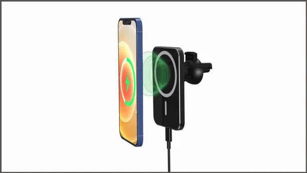 Một người đang cầm trên tay chiếc iPhone 13 Pro Max màu vàng và cắm cáp sạc vào cổng lightning