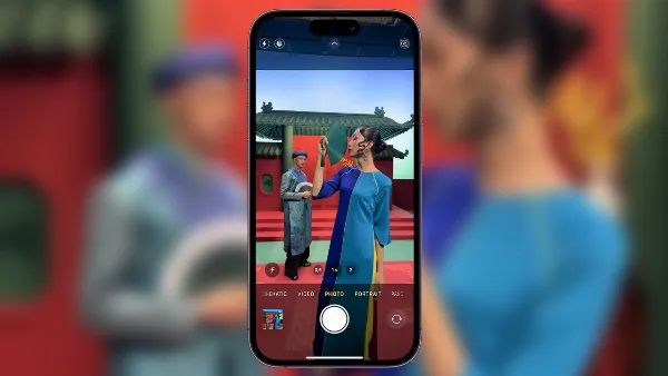 Một người đang chụp ảnh phong cảnh ngày Tết bằng iPhone 15