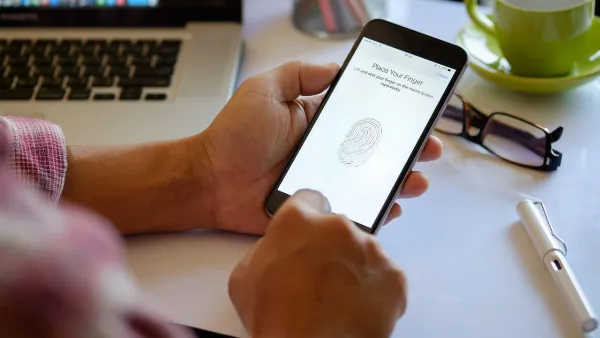 Có nên mua iPhone bị mất vân tay không? Đây là lý do để bạn đưa ra quyết định để mua hàng đúng đắn 5 Một người đang dùng ngón trỏ phải để nhấn vào nút home của iPhone, nền màu đen