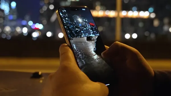 Một người đang sử dụng iPhone để chụp ảnh phong cảnh