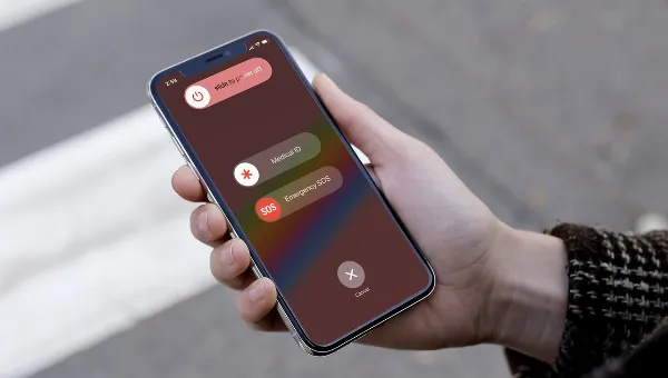 Một người đang sử dụng tính năng SOS khẩn cấp trên iPhone