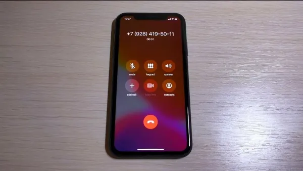 Một người đang thực hiện cuộc gọi trên iPhone