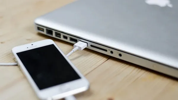 Một sợi cáp USB màu trắng, một đầu là cổng Lightning, đầu còn lại là cổng USB-C