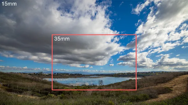 Ống kính camera của điện thoại thông minh với các thấu kính bên trong, đang zoom quang học.