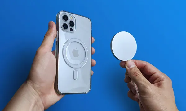 Ốp lưng trong suốt cho iPhone tích hợp sạc MagSafe