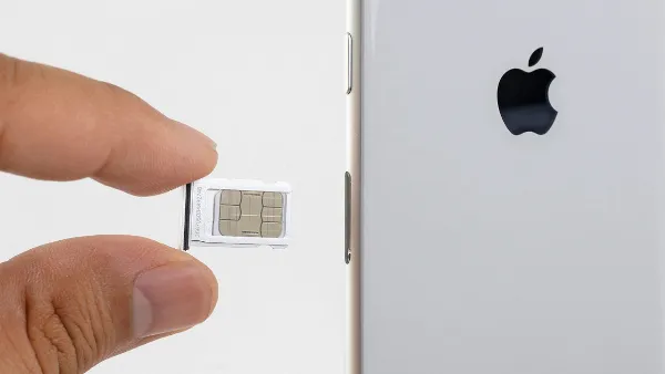 iPhone không gọi được phải làm sao? 7 cách khắc phục tình trạng này cực đơn giản chỉ với vài thao tác 1 SIM bị hỏng hoặc khay SIM bị lỗi là một trong những nguyên nhân khiến iPhone không gọi được