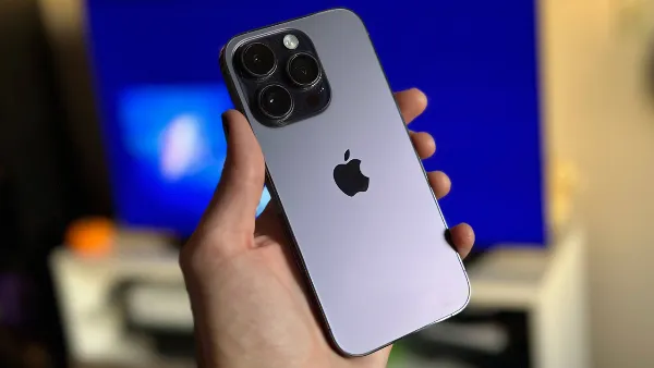 So sánh thiết kế giữa iPhone 15 Plus và iPhone 14 Pro Max