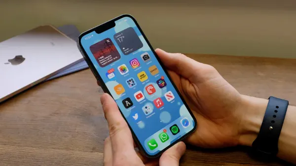 Cách nhận biết màn hình iPhone zin cực dễ dàng, giúp bạn mua được sản phẩm chất lượng tốt nhất 3 So sánh thiết kế và độ hoàn thiện giữa màn hình zin và màn hình lô