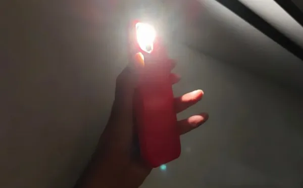 Sử dụng đèn flash điện thoại để tìm kiếm các điểm sáng phản chiếu từ ống kính camera