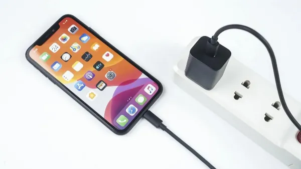 Dây sạc iPhone không vào điện thì phải làm sao? Xem ngay những bước kiểm tra và tự khắc phục tại nhà 8 Thử sạc iPhone ở nhiều ổ cắm điện khác nhau