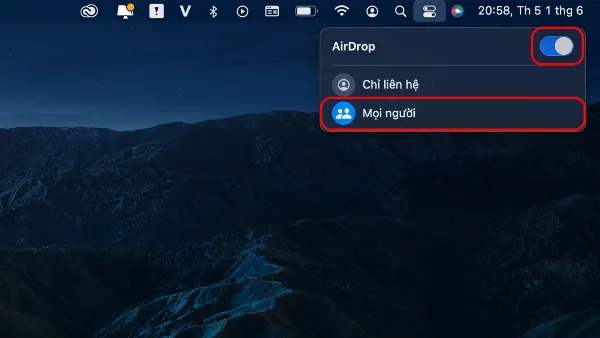Tùy chọn "Mọi người" được chọn trong cài đặt AirDrop trên MacBook