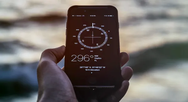 Cảm biến con quay hồi chuyển là gì? Xem ứng dụng của cảm biến con quay hồi chuyển trên điện thoại 4 Ứng dụng la bàn trên điện thoại di động