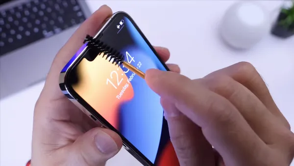 Vệ sinh loa thoại iPhone 14 định kỳ để đảm bảo chất lượng âm thanh