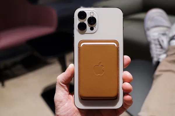 Ví da màu nâu gắn sau lưng iPhone nhờ công nghệ MagSafe